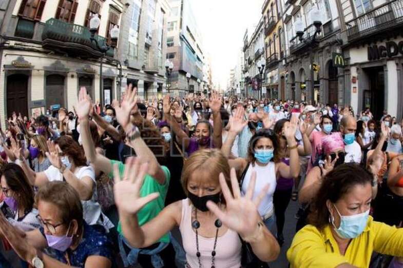 Imagen de una protesta convocada por la Red Feminista de Gran Canaria por el asesinato de la niña Olivia, la mayor de las hermanas desaparecidas en 2021 en Tenerife / EFE Quique Curbelo